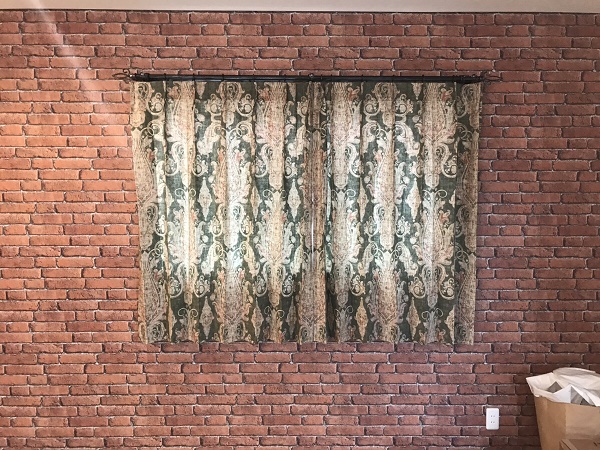 レンガの壁紙とグリーンのカーテン