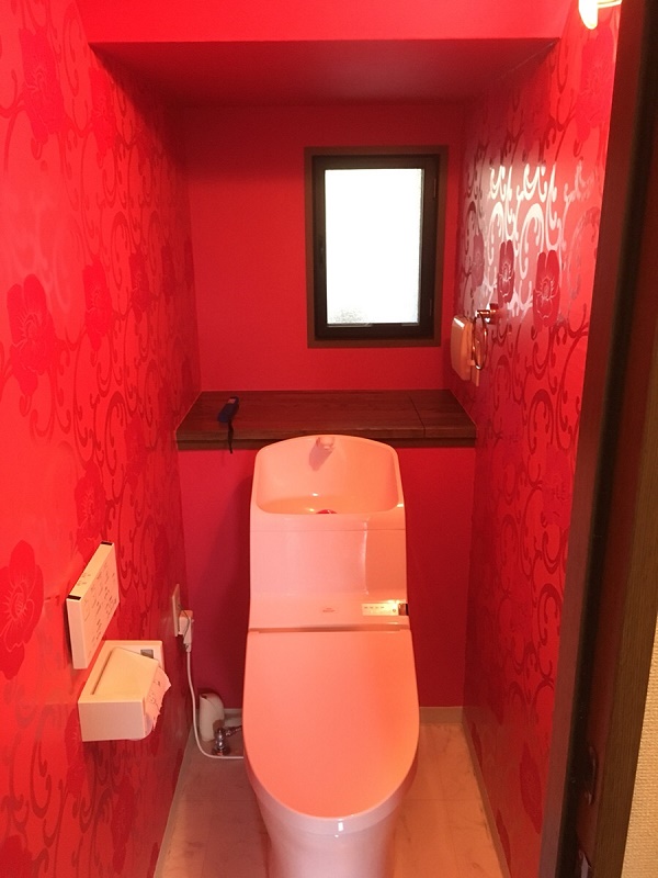 真っ赤な国産壁紙を貼ったトイレ