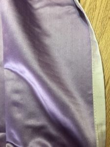 紫の裏地のカーテン