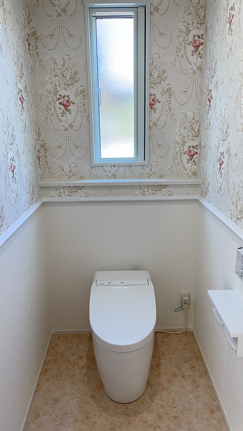エレガントな輸入壁紙を使ってトイレをリフォーム Official Website 輸入壁紙専門店 デコール岡山 Deco All Okayama